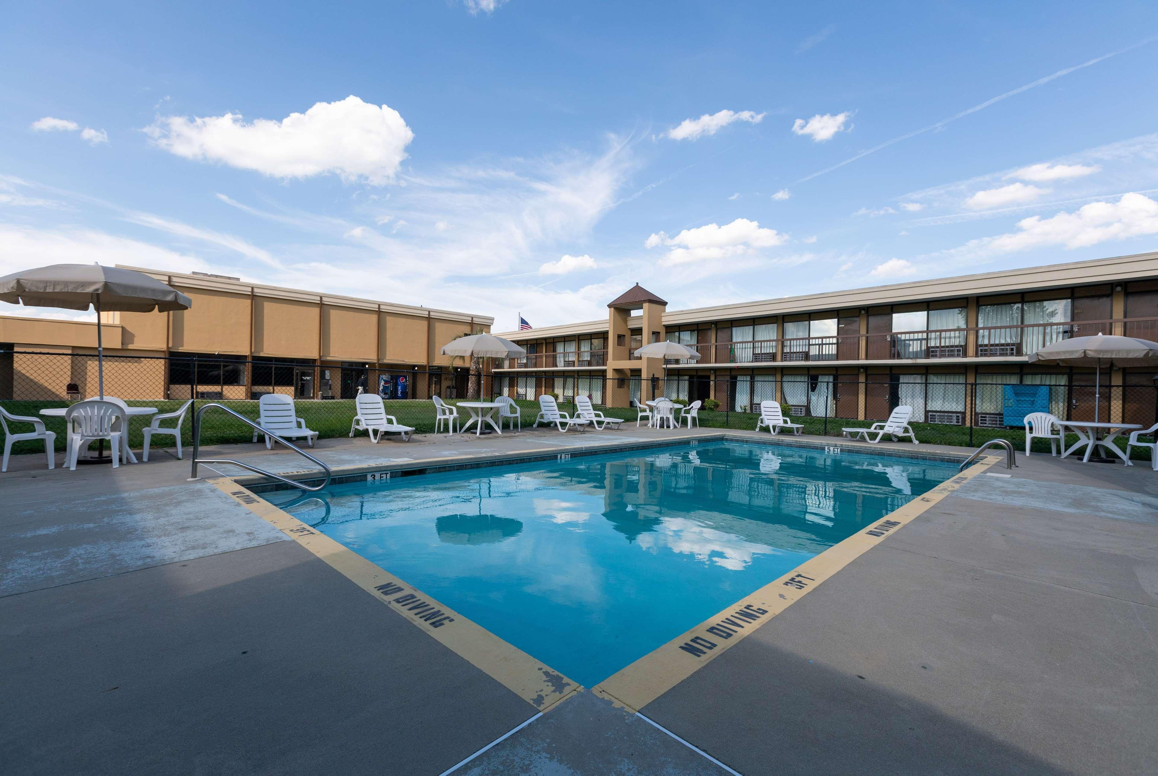Super 8 By Wyndham Goldsboro Motel Buitenkant foto