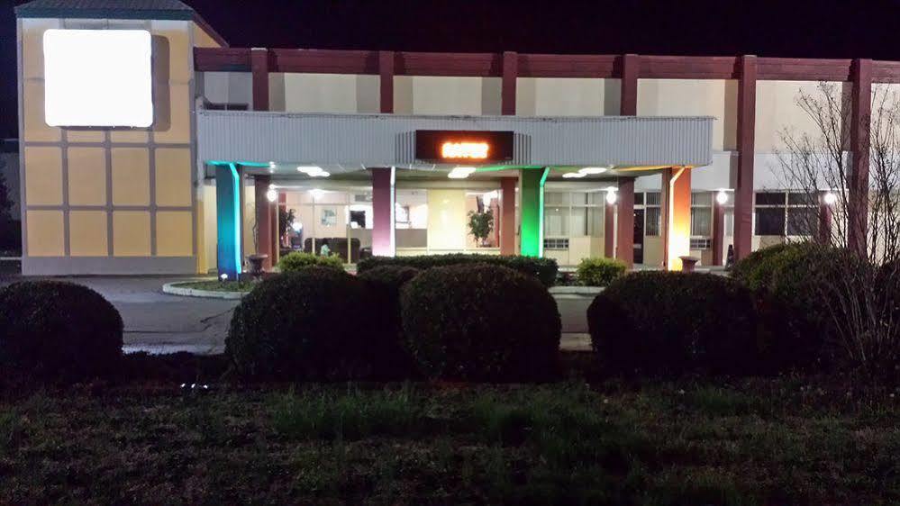 Super 8 By Wyndham Goldsboro Motel Buitenkant foto