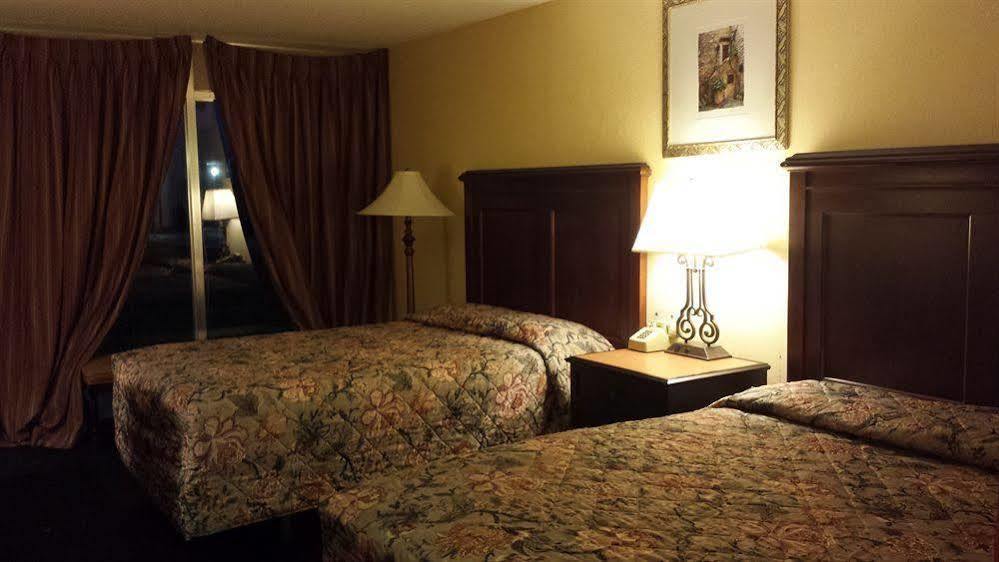 Super 8 By Wyndham Goldsboro Motel Buitenkant foto
