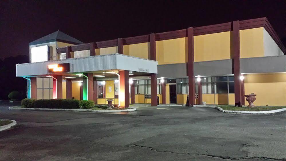 Super 8 By Wyndham Goldsboro Motel Buitenkant foto
