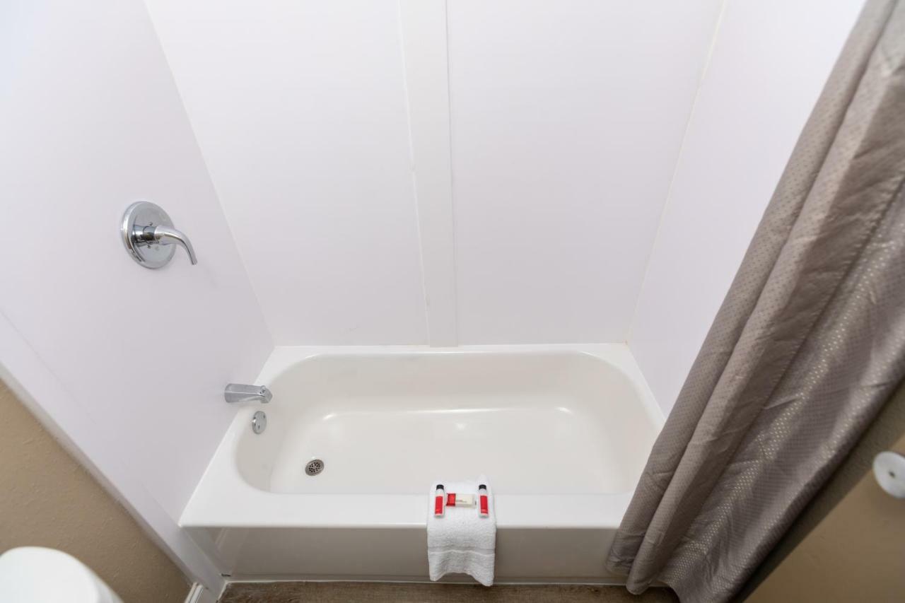 Super 8 By Wyndham Goldsboro Motel Buitenkant foto