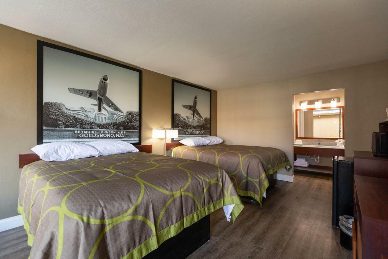 Super 8 By Wyndham Goldsboro Motel Buitenkant foto