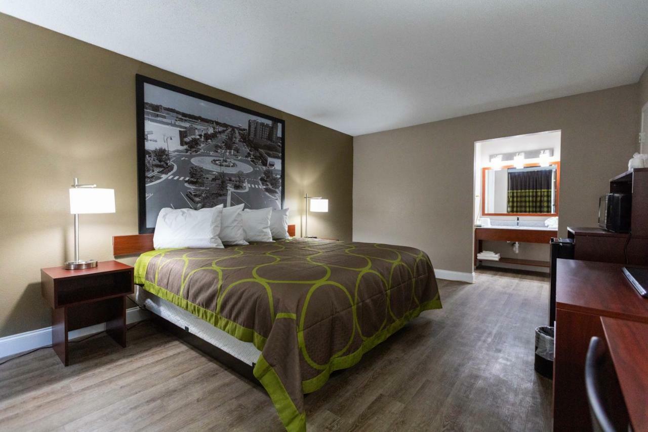 Super 8 By Wyndham Goldsboro Motel Buitenkant foto