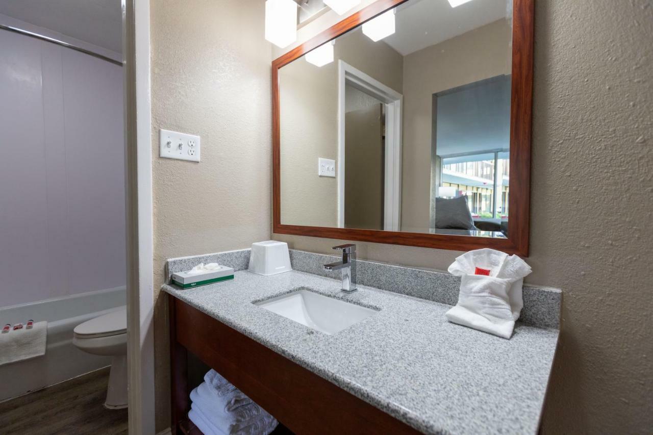 Super 8 By Wyndham Goldsboro Motel Buitenkant foto