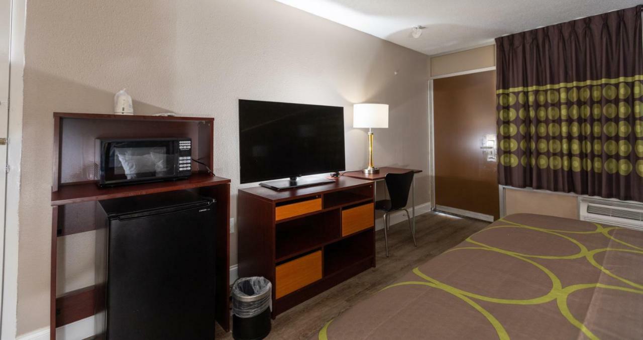Super 8 By Wyndham Goldsboro Motel Buitenkant foto