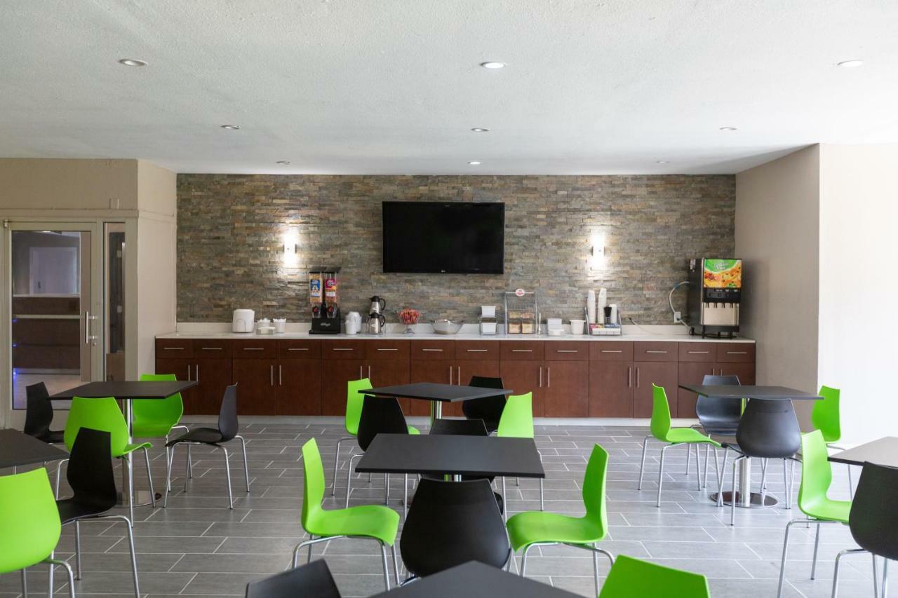 Super 8 By Wyndham Goldsboro Motel Buitenkant foto